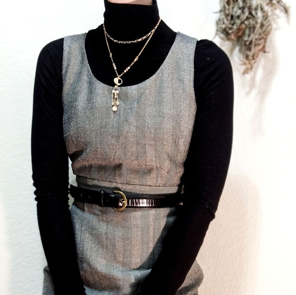 Vintage | Golden Crescent Moon Necklace - Picture 4 of 7